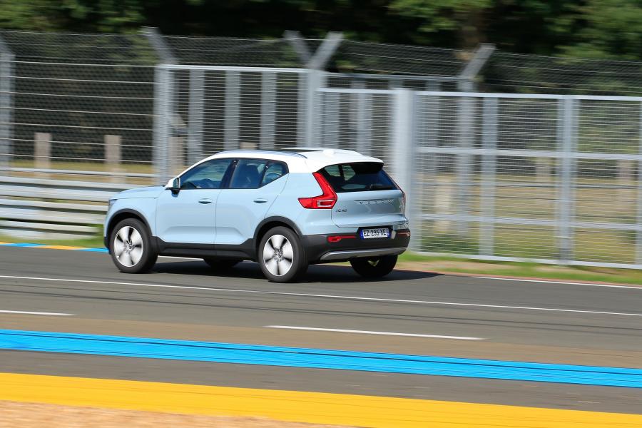  Volvo XC40 T3 Momentum 2018 года  (WW) (фото 2 из 5)